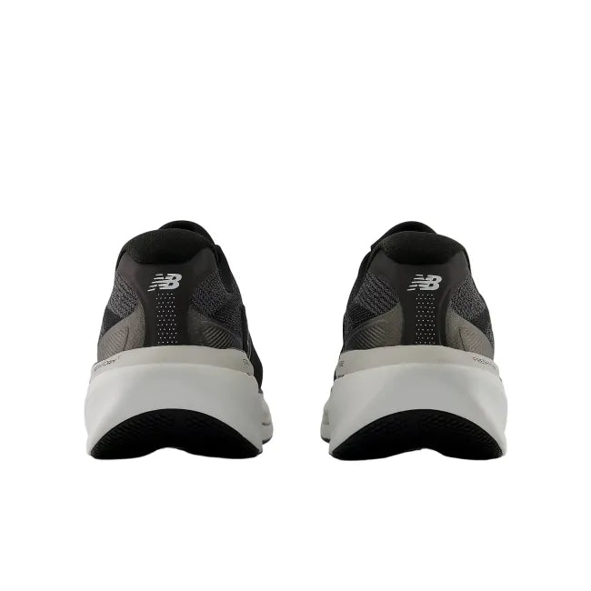 Heel view of New Balance 860 V15 men&
