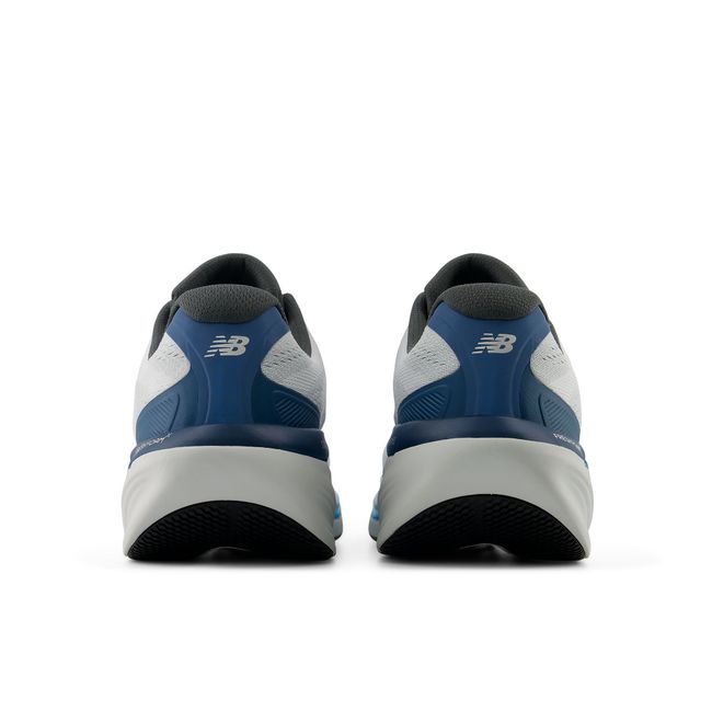 Rear heel view of the New Balance 860 pair in pale grey with navy heels