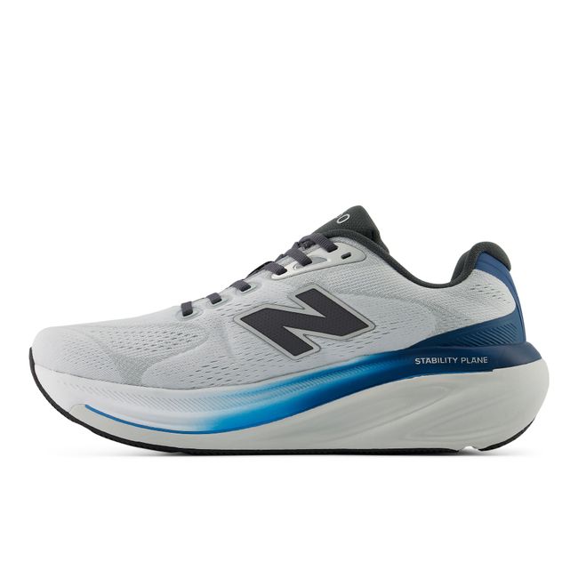 Medial profile of the New Balance 860 in pale grey with a navy heel
