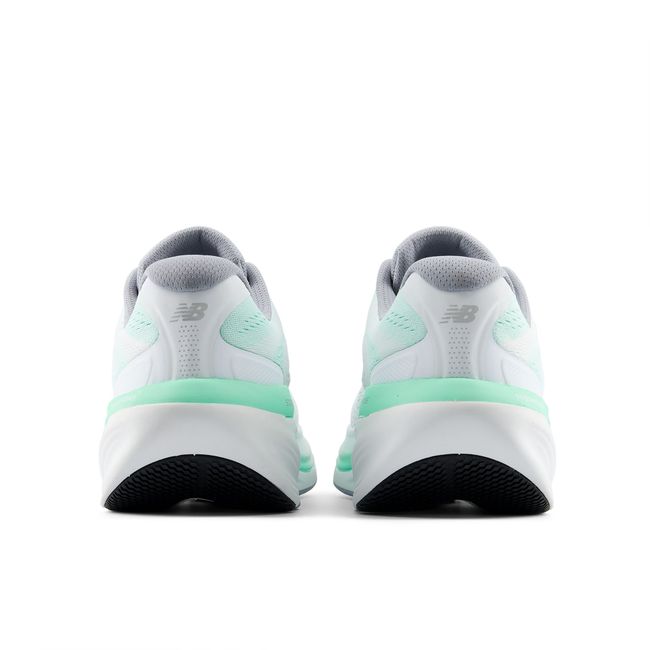 Rear heel view of the New Balance 860v15 pair in pale mint